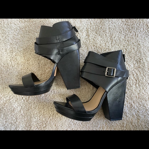 Stylish leather open toe BCBG heels slightly worn - Picture 2 of 3